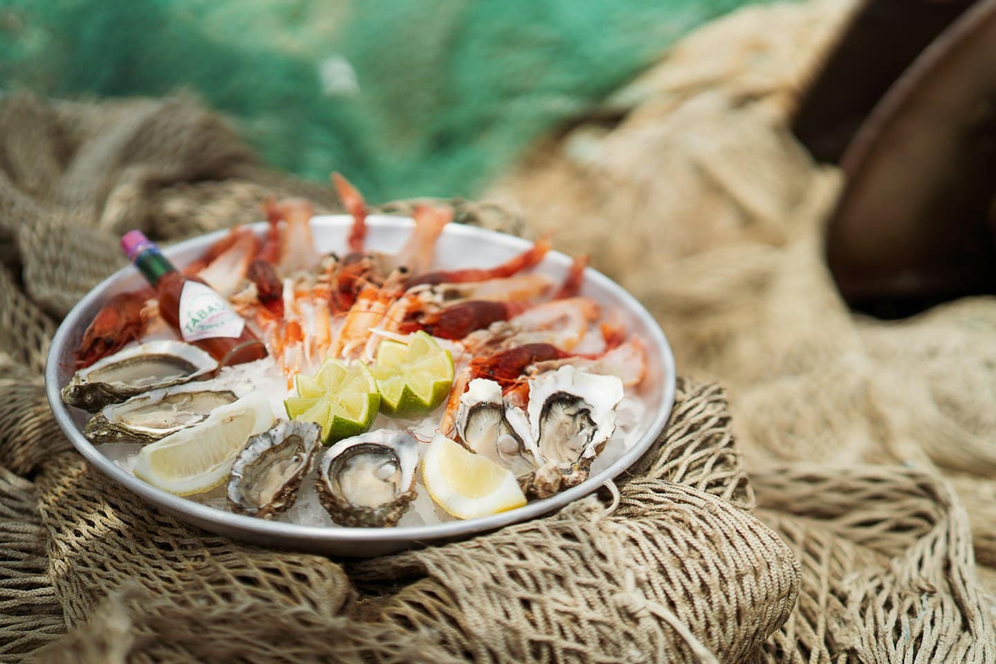 Mariscada con camarones, ostras, limón y lima sobre hielo.